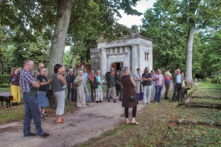 Eröffnung Hingabe 2023, Führung zu den Kunstwerken entlang der Mauergräber mit  Künstler*innen und Gästen 2023, Foto: Klaus Gollin, Lizenz: Klaus Gollin