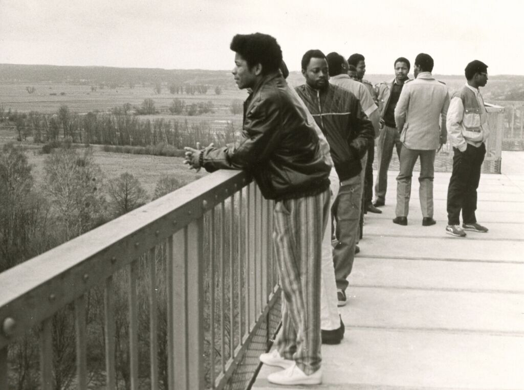 Eine Gruppe von Mosambikanern aus Eberswalde besucht das Schiffshebewerk Niederfinow. 1980er. , Foto: (c) Christian Fenger, Lizenz:  DOMiD Archiv Köln